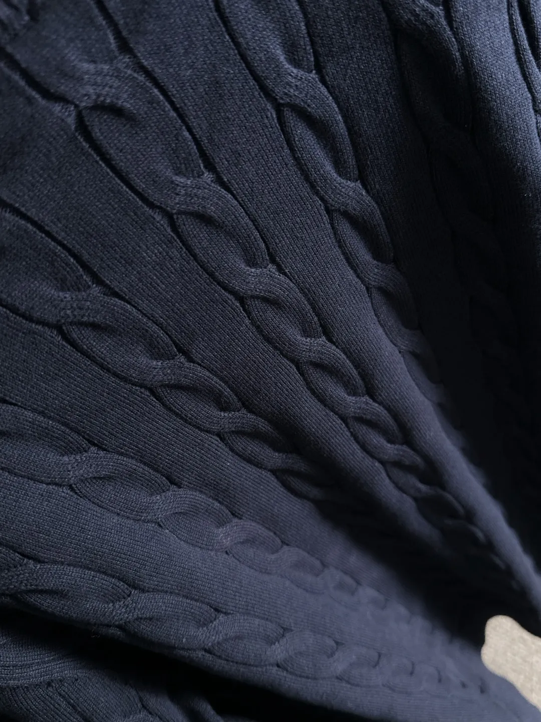 Next day shipping P460 Big Goose 2025 official website latest winter sweater, popular items are on sale at the counter simultaneously! Specially made of wool blended fabric. It feels comfortable and can be directly in contact with the skin. The logo badge is exquisitely embroidered, which is extremely eye-catching! The details highlight the fashionable charm of big brands. Exquisite workmanship. Three-dimensional cutting style. The wearing effect is invincible and handsome! All three standards are complete! Size: M-3XL
